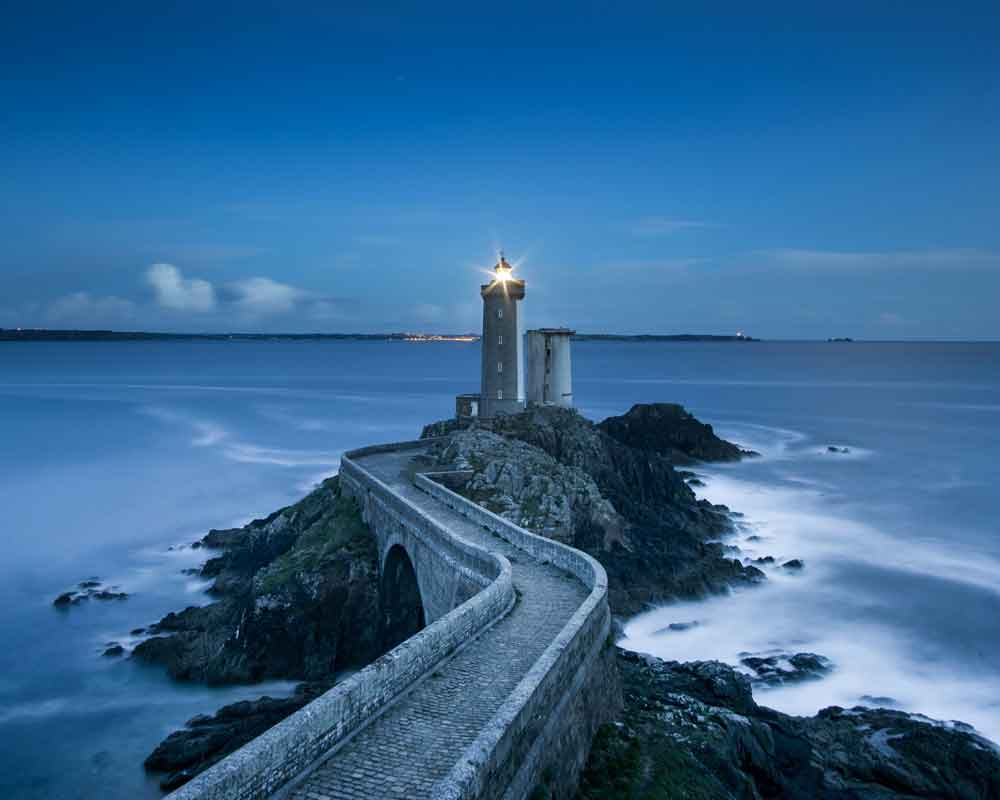 la-croix-rouge-filiere-bretonne-pourquoi-phare-bord-de-mer la croix rouge filiere bretonne pourquoi phare bord de mer